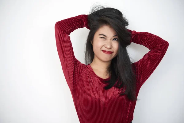 Retrato Una Joven Asiática Pelo Oscuro Blusa Roja Pensando Nuevas —  Fotos de Stock