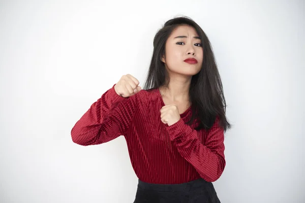 Retrato Chica Bonita Asiática Pie Pose Lucha Protegiéndose Sobre Fondo —  Fotos de Stock