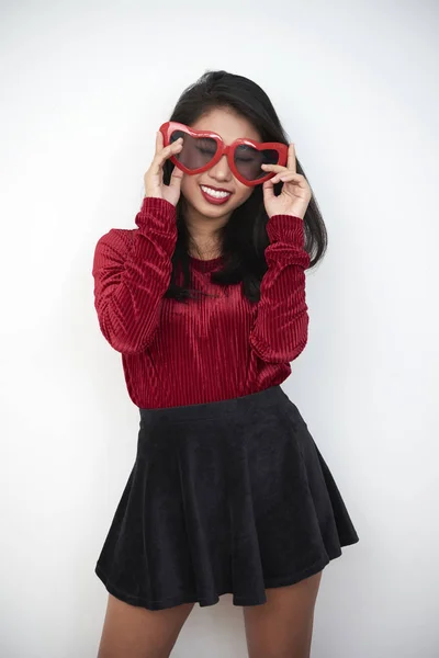Modelo Moda Joven Blusa Roja Falda Corta Con Divertidas Gafas —  Fotos de Stock