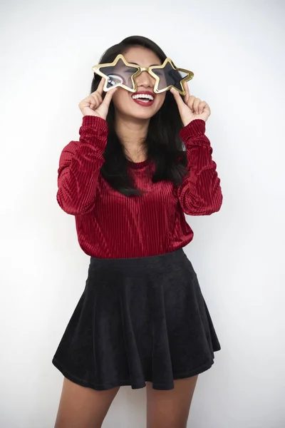 アジアの少女の肖像要するに笑い星の形で面白い大きな眼鏡を着てスカートは白い背景の分離 — ストック写真