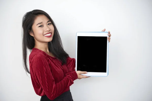 白い背景に黒い画面とタブレット を保持しているきれいなブラウスでアジアの若い女性の肖像画 — ストック写真