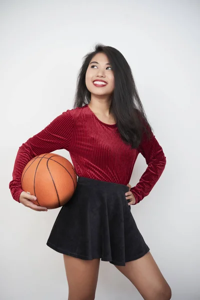 Porträtt Elegant Asiatisk Kvinna Eleganta Kort Kjol Poserar Med Basket — Stockfoto