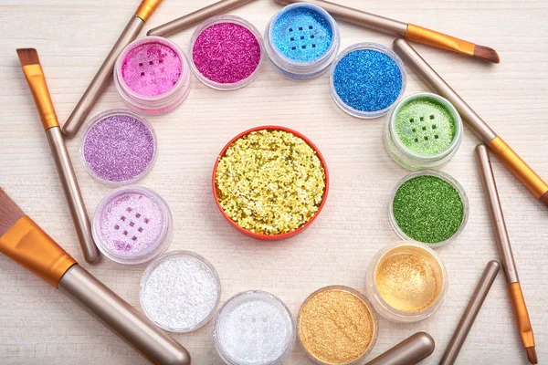 Top View Composed Multicolored Glitters Small Cans Cosmetic Brushes Circle — Stock Photo, Image