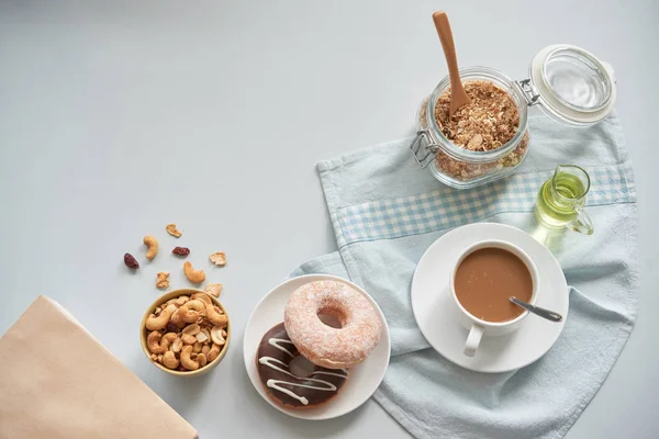 Von Oben Schuss Kaffeetasse Serviert Mit Donuts Und Müsli Glas — Stockfoto