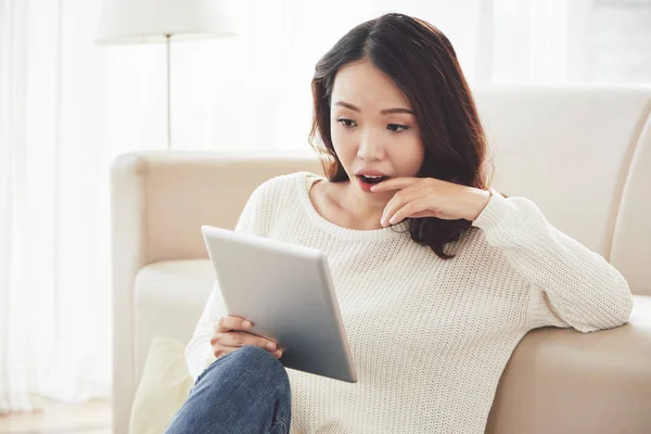 Jovem Mulher Vietnamita Atraente Lendo Notícias Chocantes Computador Tablet — Fotografia de Stock