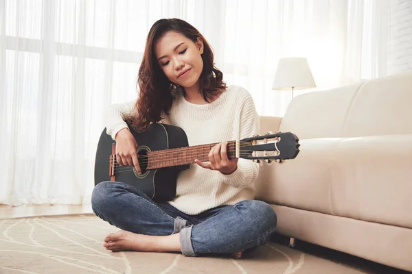 Bela Jovem Ásia Mulher Gostando Jogar Guitarra — Fotografia de Stock