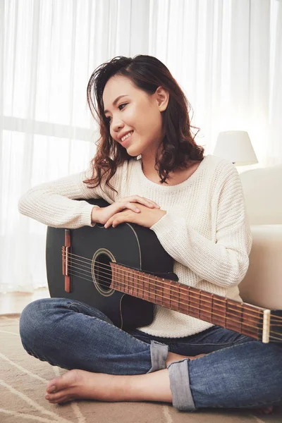 Mooie Peinzende Vrouw Zittend Vloer Nadenken Nieuwe Song — Stockfoto