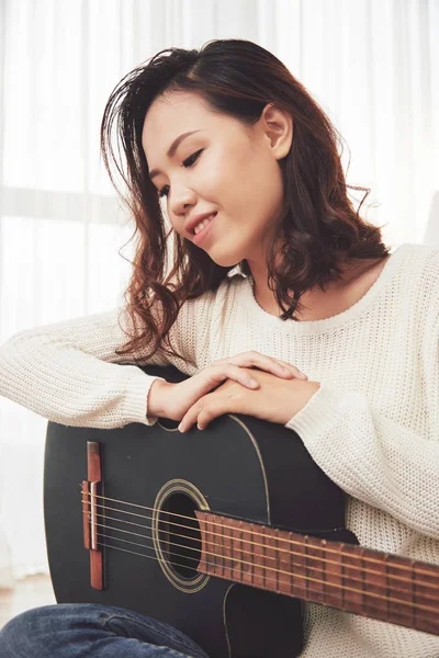 Akustik Gitar Ile Gülümseyen Genç Güzel Kadın — Stok fotoğraf