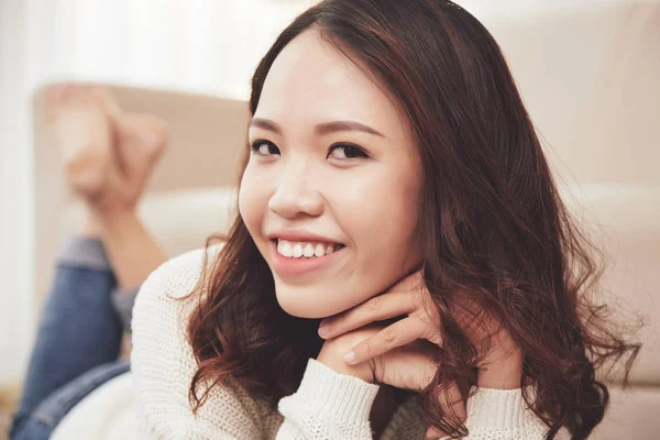 Mooie Jonge Vietnamese Vrouw Liggend Bank Camera Kijken — Stockfoto