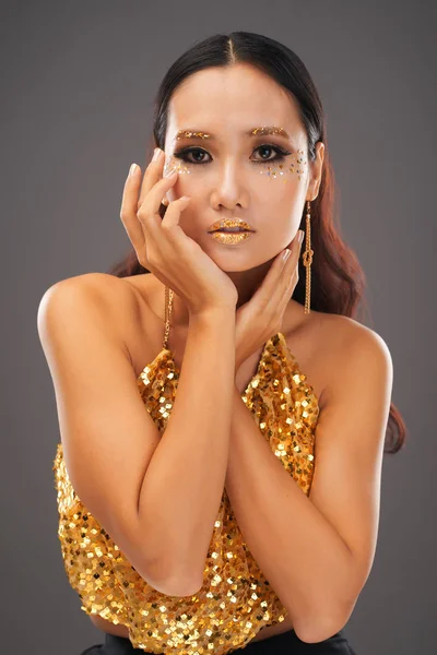 Vrouw Met Glanzende Glitter Make Poseren Studio — Stockfoto