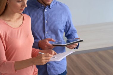 Tablet bilgisayardaki bilgilere tartışırken iş yöneticilerinin yakın çekim resmin