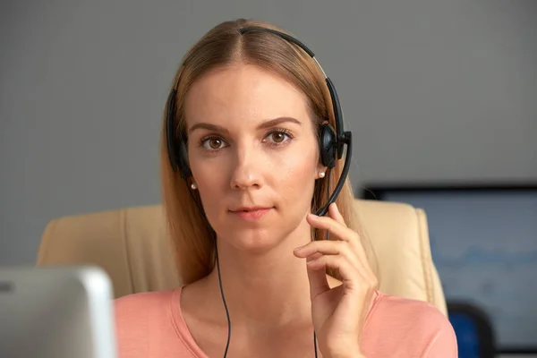 Pretty Young Manager Headset Consulting Client Phone — Stock Photo, Image