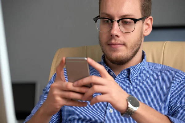 Guapo Joven Empresario Leyendo Mensajes Teléfono Inteligente —  Fotos de Stock