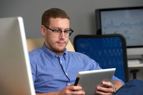 Jovem Empresário Óculos Lendo Informações Sobre Tablet Computador — Fotografia de Stock