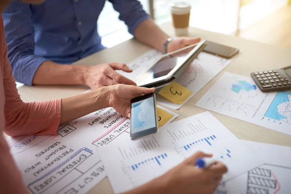 Führungskräfte Nutzen Tablet Computer Und Smartphone Zur Analyse Von Finanzkennzahlen — Stockfoto