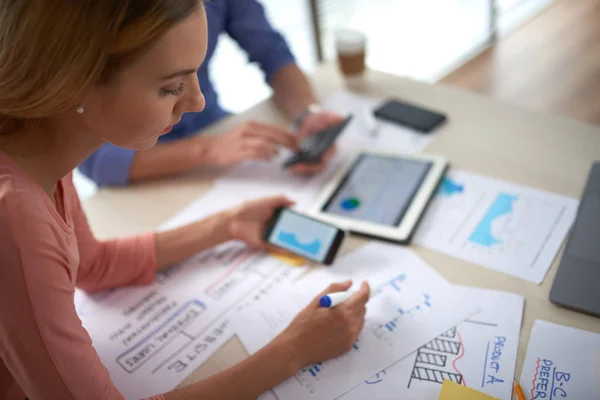 Nachdenkliche Geschäftsfrau Arbeitet Finanzbericht — Stockfoto