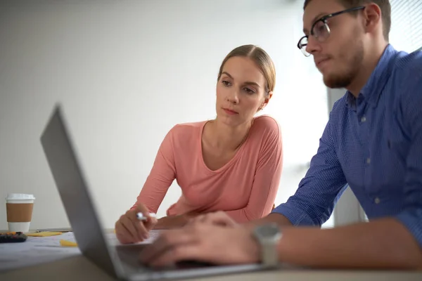 Colleghi Affari Che Guardano Presentazione Sullo Schermo Del Computer Portatile — Foto Stock