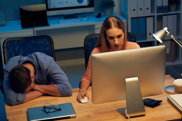 Senhora Negócios Trabalhando Computador Quando Seu Colega Trabalho Está Dormindo — Fotografia de Stock