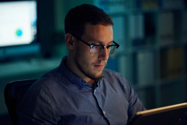 Joven Hombre Negocios Guapo Gafas Trabajando Computadora Tarde Noche — Foto de Stock