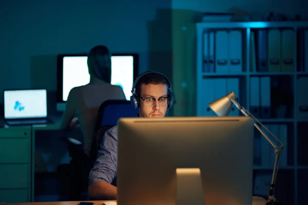 Junger Programmierer Hört Musik Über Kopfhörer Wenn Büro Computer Arbeitet — Stockfoto