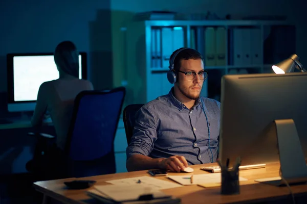 Joven Ingeniero Software Profesional Trabajando Computadora Tarde Noche — Foto de Stock