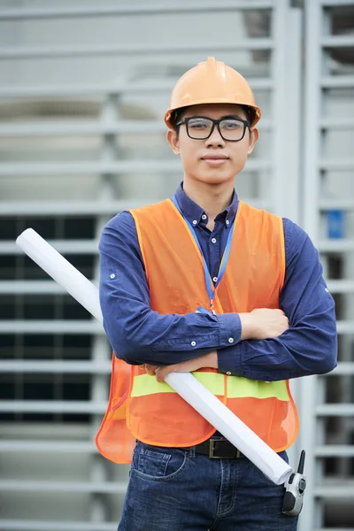 Jonge Aziatische Man Vest Veiligheidshelm Blauwdruk Houden Het Houden Van — Stockfoto