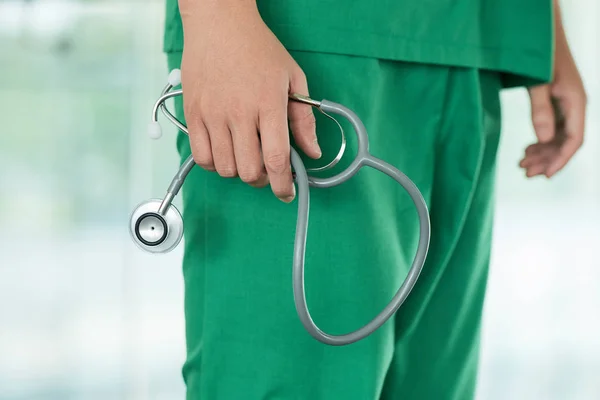 Hombre Anónimo Uniforme Médico Sosteniendo Estetoscopio Mientras Está Pie Sala — Foto de Stock