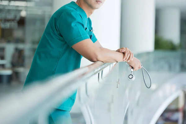 Unrecognizable Health Professional Holding Stethoscope Leaning Railing While Standing Hospital — Stock Photo, Image
