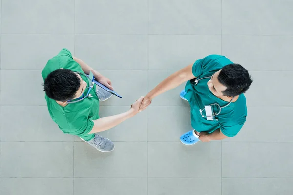 Shot Two Men Scrubs Shaking Hands While Standing Tiled Floor — Stock Photo, Image