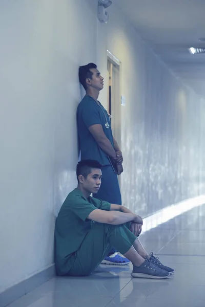 Asyalı Delikanlı Hastane Koridoru Bekleyen Duvara Yaslanmış Scrubs Yan Görünüm — Stok fotoğraf