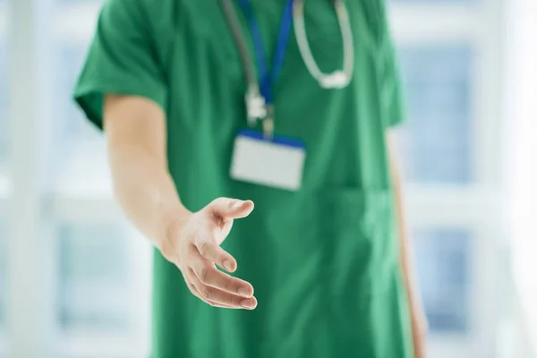 Unerkennbarer Mann Arztuniform Streckt Krankenhausflur Die Hand Zum Händedruck Aus — Stockfoto