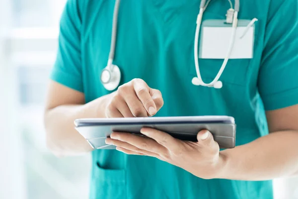 Unrecognizable Man Medical Uniform Using Modern Tablet While Standing Hospital — Stock Photo, Image