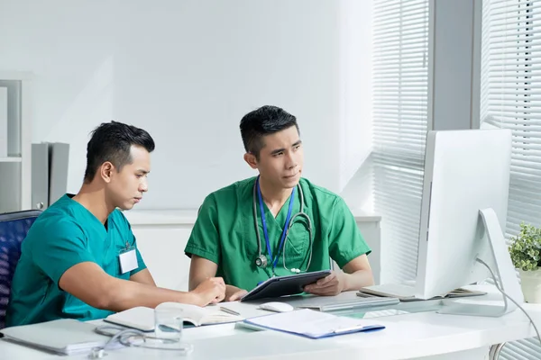 Dois Homens Asiáticos Esfrega Usando Tablet Olhando Para Monitor Computador — Fotografia de Stock