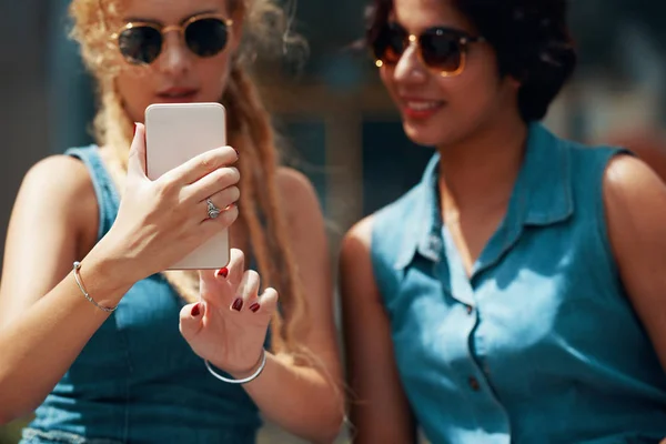 Mujeres Con Estilo Gafas Sol Tomando Selfie Con Smartphone Día — Foto de Stock