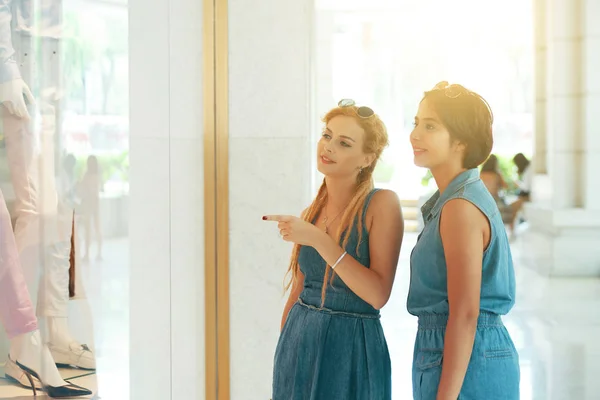 Unga Snygga Flickvänner Gatan Tittar Kläder Fönstret Fall Njuter Shopping — Stockfoto