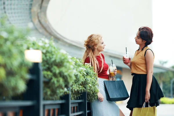 Vista Laterale Donne Moderne Che Tengono Sacchetti Carta Chattano Nel — Foto Stock