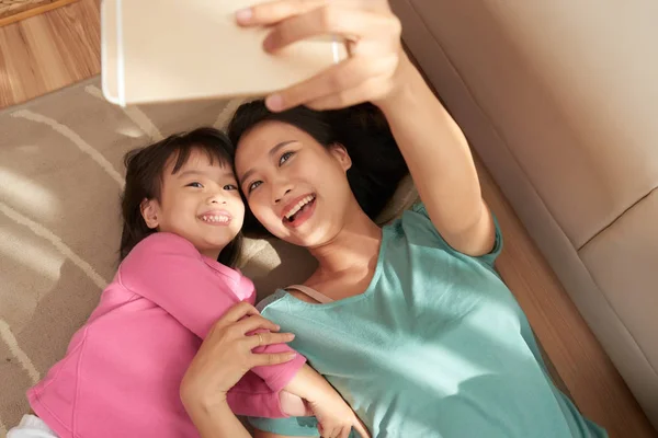 Von Oben Aufgenommen Von Gut Gelaunten Asiatischen Frauen Und Mädchen — Stockfoto