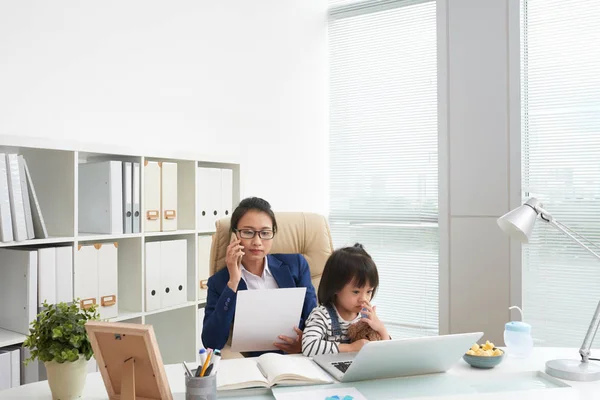 Volwassen Zakenvrouw Telefoontje Hebben Zoek Naar Documenten Met Schattige Dochter — Stockfoto