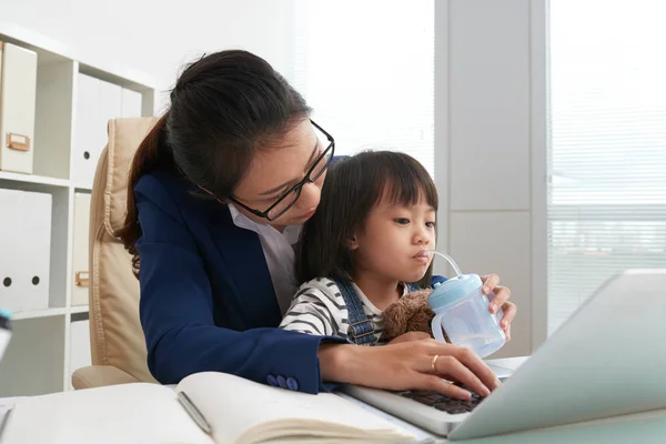 Affärskvinna Med Lilla Dotter Som Sitter Vid Bord Office Ger — Stockfoto