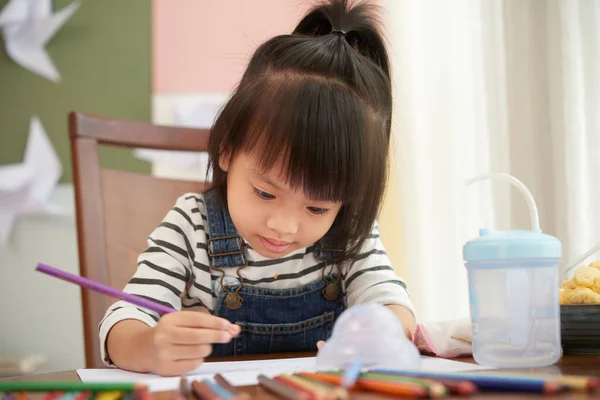 Charmante Petite Fille Asiatique Assise Table Dessinant Avec Des Crayons — Photo