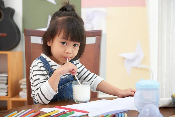 Adorable Chica Asiática Teniendo Vaso Leche Bebiendo Con Paja Mientras — Foto de Stock