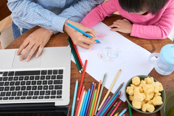 Gewas Shot Van Bovenaf Van Vrouw Met Laptop Zit Aan — Stockfoto