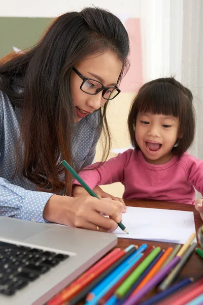 Asyalı Kadın Renkli Kalemler Ile Bilgisayar Ile Masada Oturan Kağıt — Stok fotoğraf