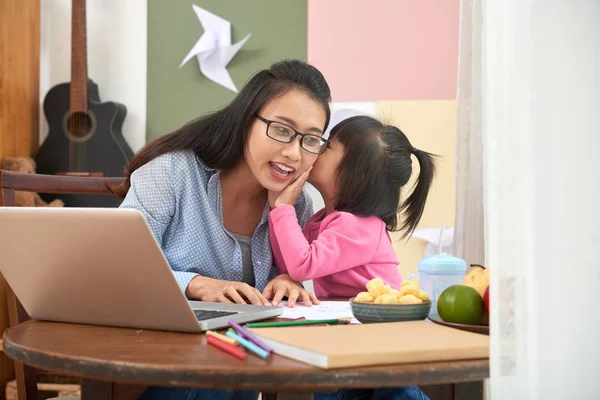 Liten Asiatisk Flicka Viskar Till Mor Sittande Vid Bord Med — Stockfoto