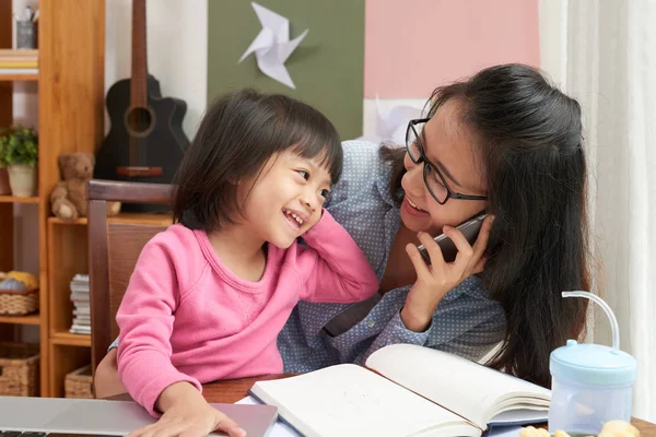 Volwassen Aziatische Vrouw Glazen Spreken Smartphone Zittend Met Meisje Thuis — Stockfoto