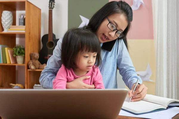 Donna Asiatica Che Lavora Affari Mentre Seduta Con Bambina Casa — Foto Stock