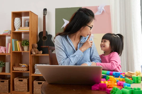 Mulher Asiática Com Laptop Trabalhando Casa Pedindo Brincalhão Filhinha Para — Fotografia de Stock