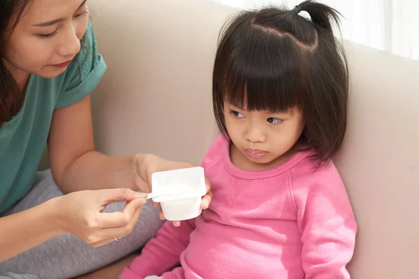 Asiatisk Kvinna Utfodring Liten Flicka Sitter Soffan Och Sked Med — Stockfoto