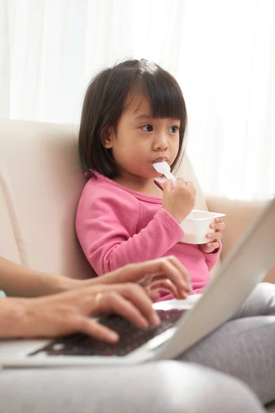 Crop Mujer Anónima Trabajando Ordenador Portátil Mientras Que Niña Asiática — Foto de Stock