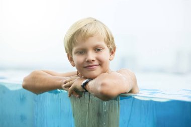 Zaman zaman harcama yüzme havuzunda su geçirmez saati boy gülümseyerek portresi